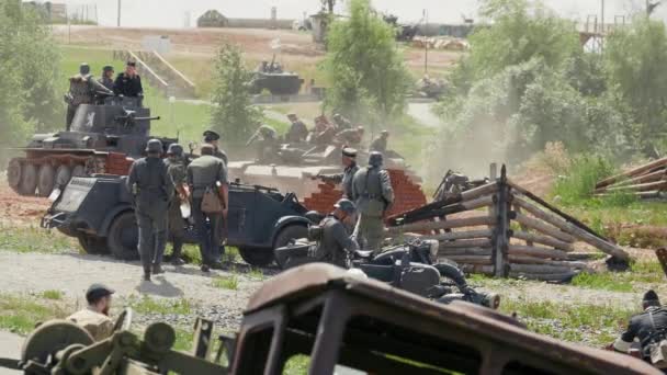 Minsk, Beyaz Rusya - 03 Temmuz 2019: İkinci Dünya Savaşı tarihi askeri yeniden inşa savaşı. — Stok video