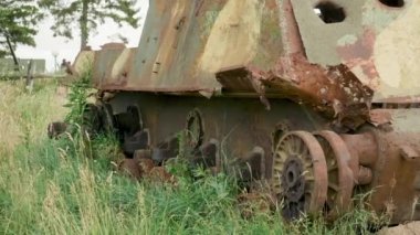Rusty, İkinci Dünya Savaşı 'ndan sonra savaş alanında tankı yok etti.
