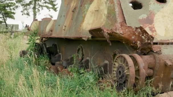 제2 차 세계 대전 후 전쟁터에서 파괴된 녹슨 탱크 — 비디오