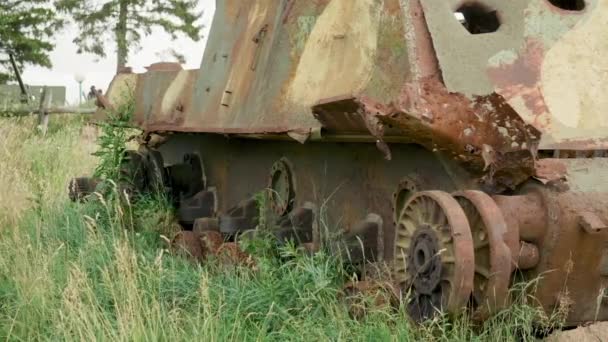 Rusty distrusse carri armati sul campo di battaglia dopo la seconda guerra mondiale — Video Stock