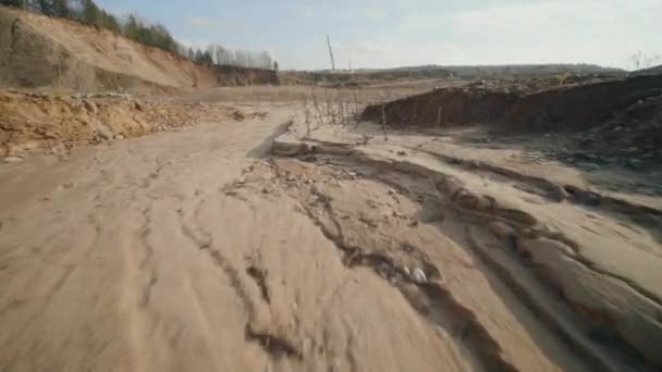 Yazın güneşli bir günde kum ocağı — Stok video