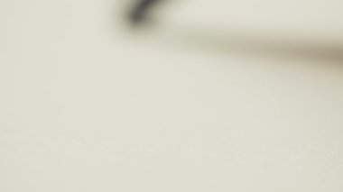 Grafik kalem beyaz arkaplan kağıdına düz bir çizgi çizer, makro kare