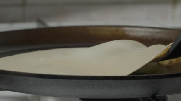 在煎锅里自制的煎饼，在煎锅里翻炒煎饼的过程 — 图库视频影像