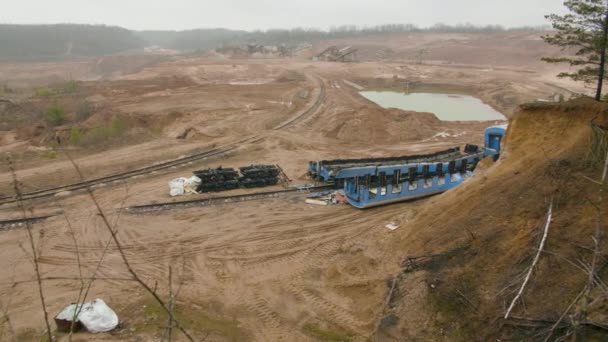 Förstört tåg bland sandballaststenbrottet den molniga sommardagen — Stockvideo