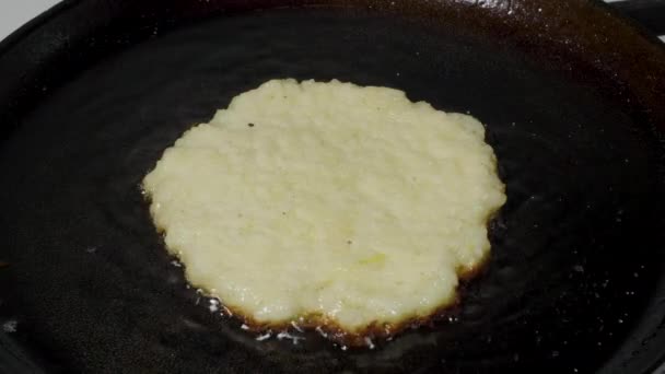 伝統的なベラルーシのポテトパンケーキのドランニキは、パンの植物油で揚げられています — ストック動画