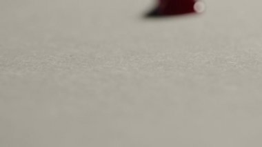 Kırmızı kan damlaları beyaz kağıda akar, makro çekim