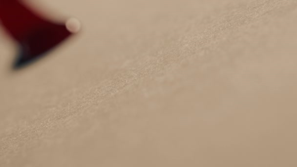 赤い血滴が白い紙の上を流れマクロショット — ストック動画
