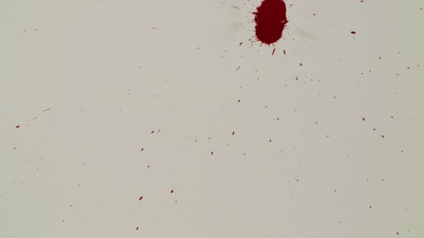 Rotes Blut tropft auf das weiße Papier — Stockvideo