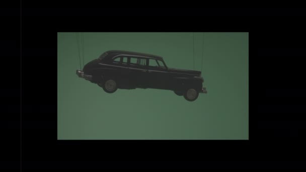 在绿色屏幕上的摄影棚里，在阳光下，汽车在水里沉没的场景后面 — 图库视频影像