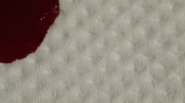 Kırmızı kan kağıt beyaz peçete kağıdına karışır, makro çekim.