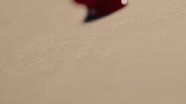 Gotas de sangue vermelho flui no livro branco, macro tiro — Vídeo de Stock