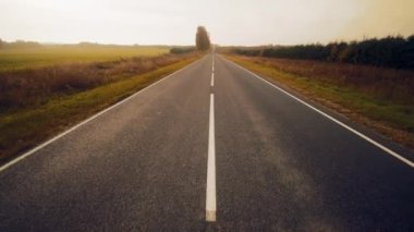 Altın sonbahar gününde gün batımında yol