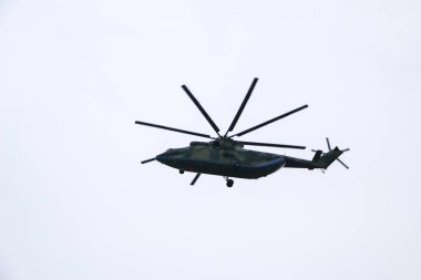gökyüzünde büyük askeri helikopter hovers. Yüksek hızda kamufle bir helikopter uçar.
