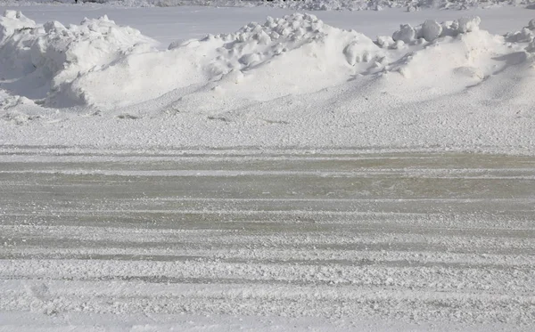 karlı yol. yol karlı alanda karla kaplı. snowdrifts arasındaki buzlu yol.