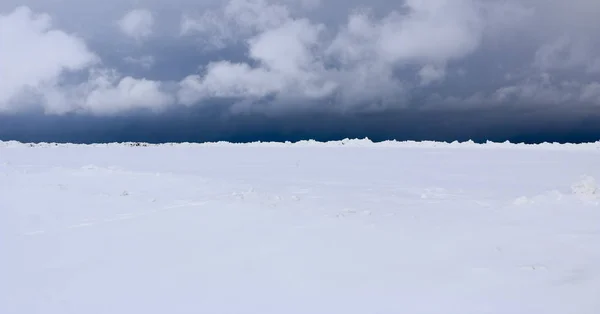 Campo Neve Pianura Ricoperta Neve Bianca Sotto Cielo Blu Con — Foto Stock