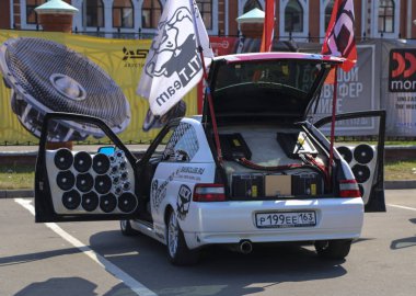 Yoshkar-Ola, Rusya, 11 Ağustos 2018: Auto Sergisi - otomatik ses yarışması. Arabada ses basıncı şampiyonada.