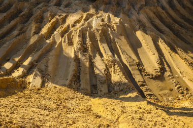 Kum kariyerindeki kum dokusu farklı izler taşıyor.