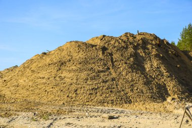 Kum kariyerindeki kum dokusu farklı izler taşıyor.