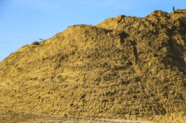 Kum kariyerindeki kum dokusu farklı izler taşıyor.