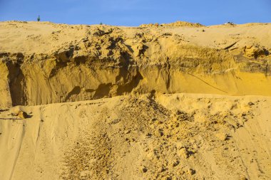 Kum kariyerindeki kum dokusu farklı izler taşıyor.