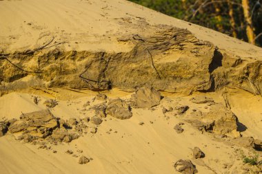 Kum kariyerindeki kum dokusu farklı izler taşıyor.
