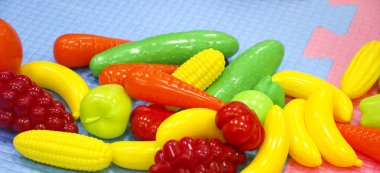 Çocukların oyuncakları genel becerilerinin geliştirilmesi için. Plastik sebze ve meyve renk, şekil ve rol yapma Oyunları Zeka gelişimi için beklentilere.