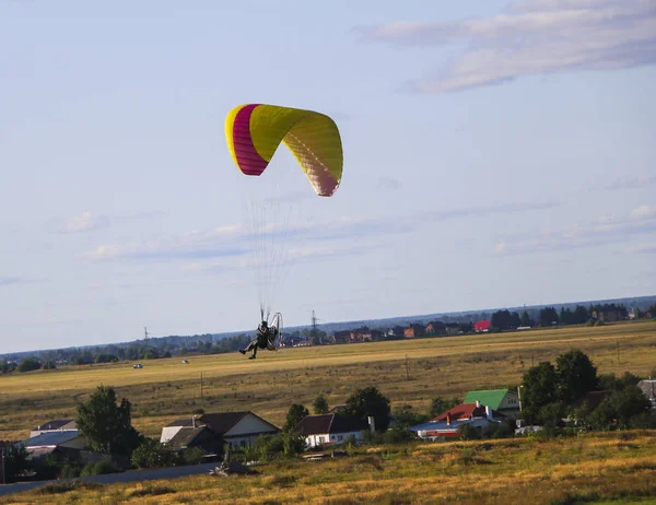 Flight Motor Paraplan Man Flies Bright Colorful Motoparaplane Village Field — Stock Photo, Image