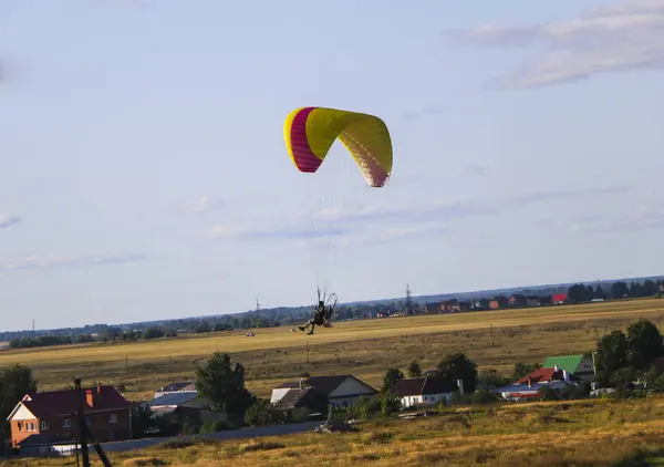 Letu Motorových Paraplan Muž Letí Světlé Barevné Motoparaplane Nad Vesnici — Stock fotografie