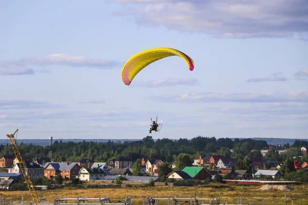 Πτήση Του Κινητήρα Paraplan Άνθρωπος Πετάει Φωτεινά Πολύχρωμα Motoparaplane Πάνω — Φωτογραφία Αρχείου