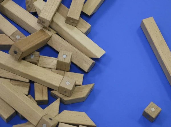 Konstruktor Drewniane Dla Dzieci Puzzle Drewniane Elementy Magnesów Lub Niebieskie — Zdjęcie stockowe