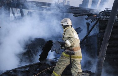 itfaiyeci üniforması giyen, kask ve özel oksijen maskesi için nefes, gaz maskesi ve sıkıştırılmış hava ile balon bir yangından sonra çalışma.