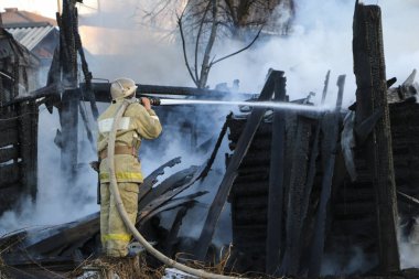 İtfaiye yangını koyar. duman itfaiye hortumu su ile yanan bina dökülen.