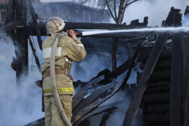 İtfaiye yangını koyar. duman itfaiye hortumu su ile yanan bina dökülen.