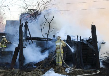 İtfaiye yangını koyar. duman itfaiye hortumu su ile yanan bina dökülen.