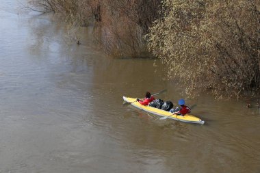 nehirde rafting. turistler Kano üzerinde sel orman nehirde yüzmek. Bahar Orman yüksek su kayağı.