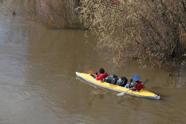 nehirde rafting. turistler Kano üzerinde sel orman nehirde yüzmek. Bahar Orman yüksek su kayağı.