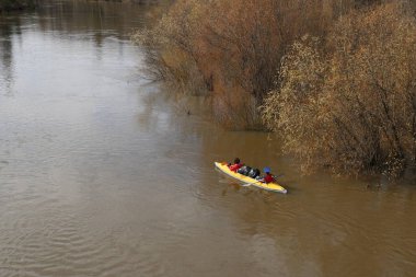 nehirde rafting. turistler Kano üzerinde sel orman nehirde yüzmek. Bahar Orman yüksek su kayağı.