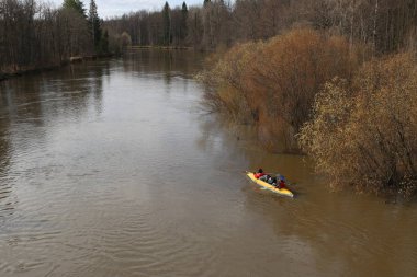 nehirde rafting. turistler Kano üzerinde sel orman nehirde yüzmek. Bahar Orman yüksek su kayağı.