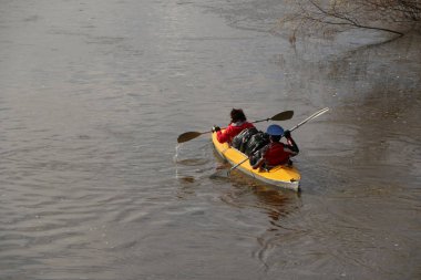 nehirde rafting. turistler Kano üzerinde sel orman nehirde yüzmek. Bahar Orman yüksek su kayağı.