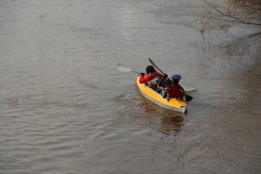 nehirde rafting. turistler Kano üzerinde sel orman nehirde yüzmek. Bahar Orman yüksek su kayağı.