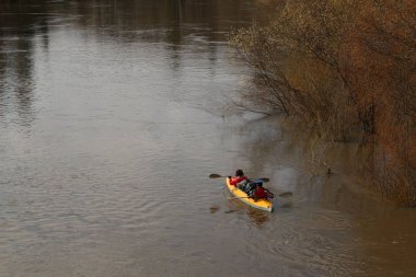 nehirde rafting. turistler Kano üzerinde sel orman nehirde yüzmek. Bahar Orman yüksek su kayağı.