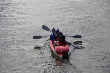 nehirde rafting. turistler Kano üzerinde sel orman nehirde yüzmek. Bahar Orman yüksek su kayağı.