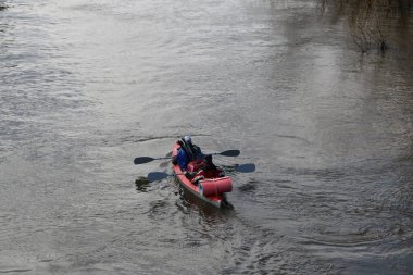 nehirde rafting. turistler Kano üzerinde sel orman nehirde yüzmek. Bahar Orman yüksek su kayağı.