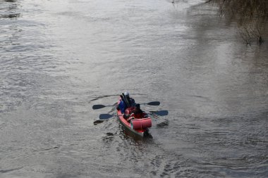 nehirde rafting. turistler Kano üzerinde sel orman nehirde yüzmek. Bahar Orman yüksek su kayağı.