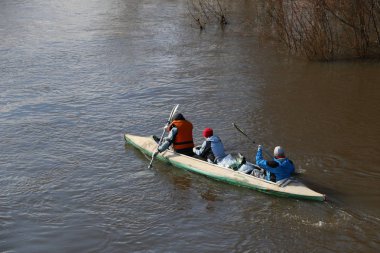 nehirde rafting. turistler Kano üzerinde sel orman nehirde yüzmek. Bahar Orman yüksek su kayağı.
