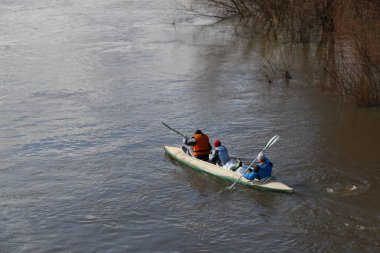 nehirde rafting. turistler Kano üzerinde sel orman nehirde yüzmek. Bahar Orman yüksek su kayağı.