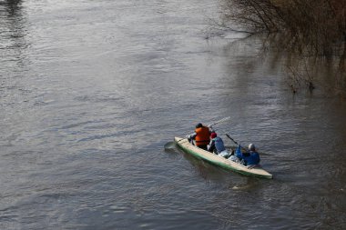 nehirde rafting. turistler Kano üzerinde sel orman nehirde yüzmek. Bahar Orman yüksek su kayağı.