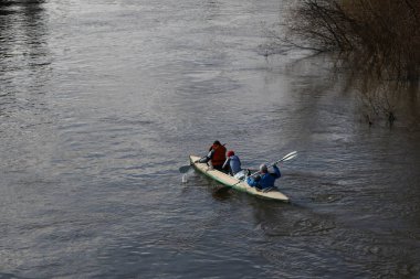 nehirde rafting. turistler Kano üzerinde sel orman nehirde yüzmek. Bahar Orman yüksek su kayağı.