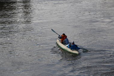 nehirde rafting. turistler Kano üzerinde sel orman nehirde yüzmek. Bahar Orman yüksek su kayağı.