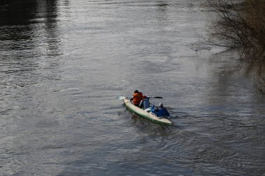 nehirde rafting. turistler Kano üzerinde sel orman nehirde yüzmek. Bahar Orman yüksek su kayağı.